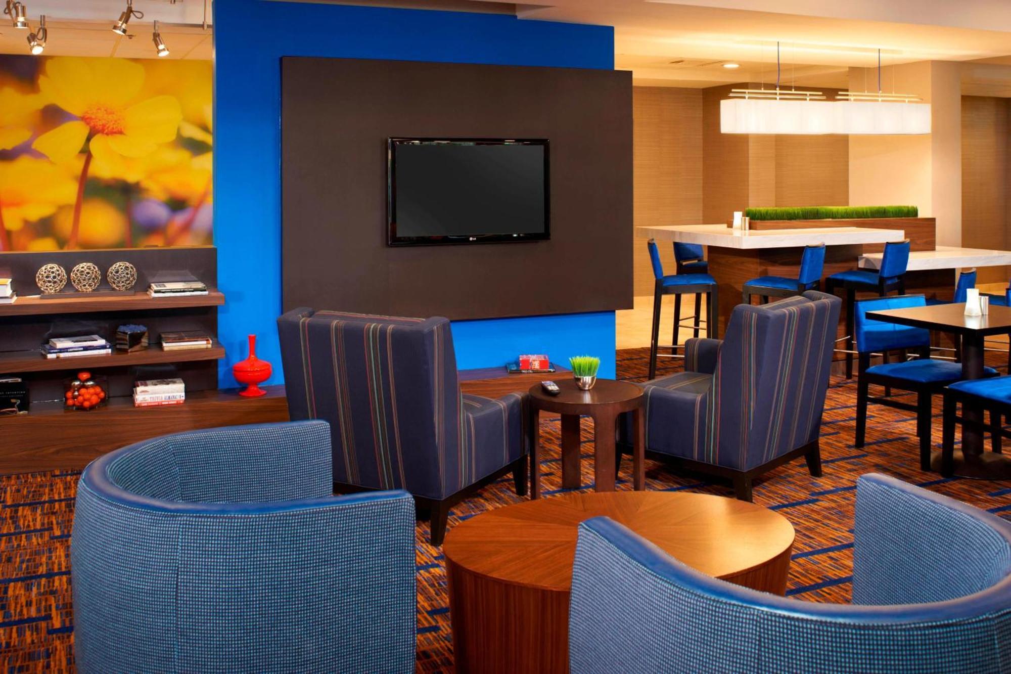 Courtyard Toledo Maumee/Arrowhead Hotel Interior photo